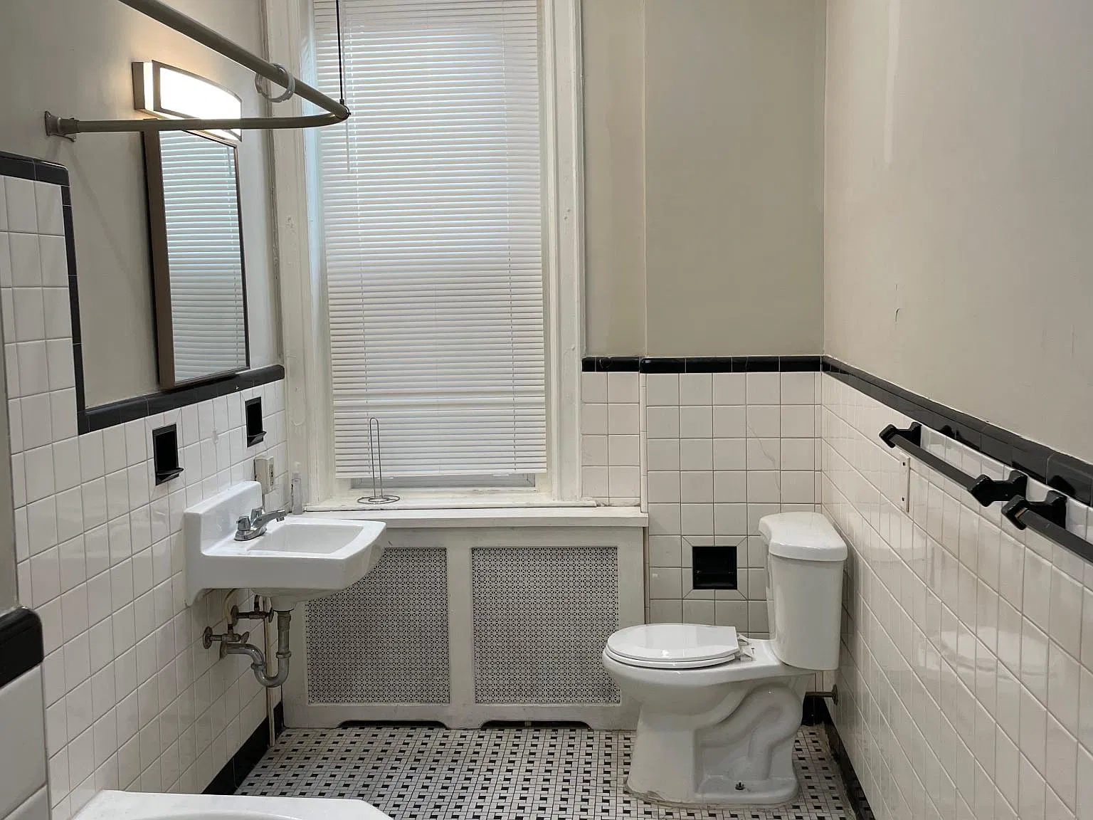 1312 W Linden St — Photo 3