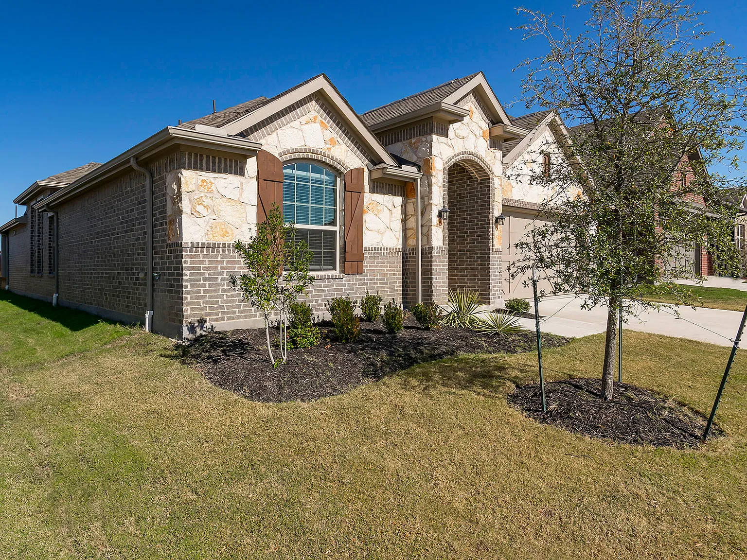 4 bed, 2.5 bath, 2143 sqft, $2,400 — Photo 3