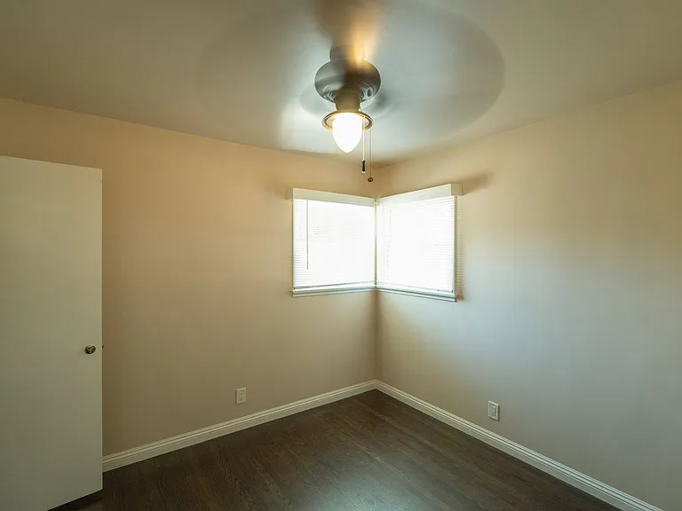240 N Shamrock Ave — Photo 9