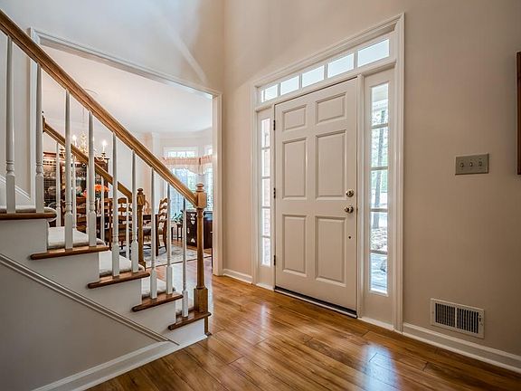 3rd image of 174 Colonial Dr