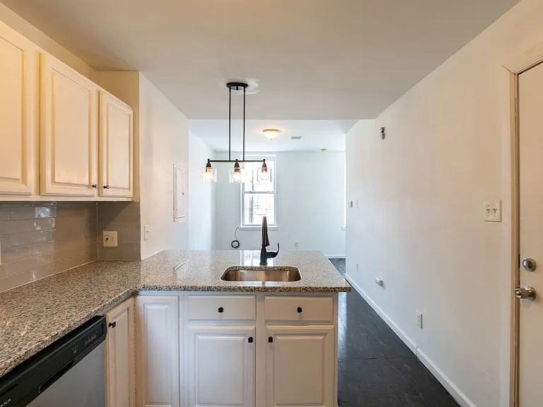 305 N 41st St — Photo 2