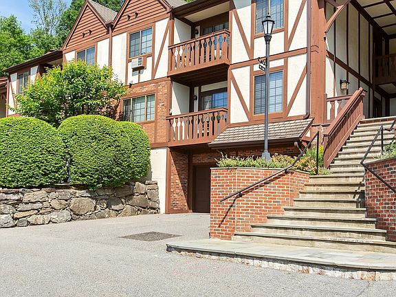2nd image of 104 Foxwood Cir