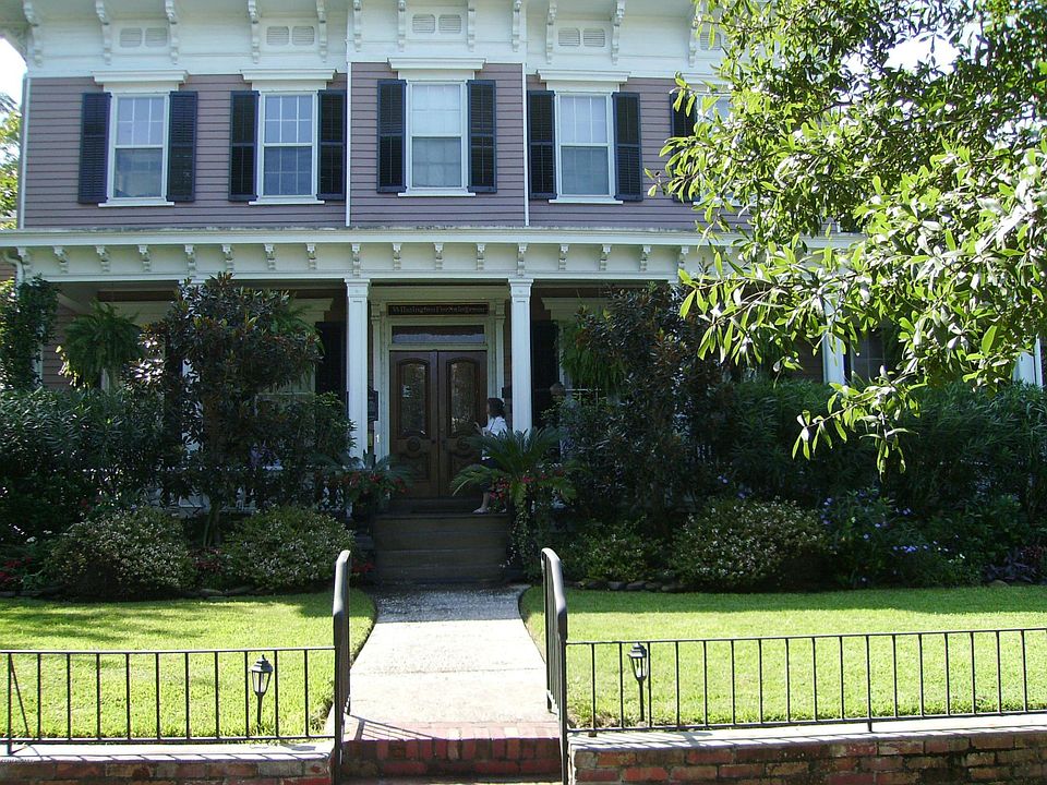 Front of the mansion, which has six condos. Ours is on the ground floor, left side.