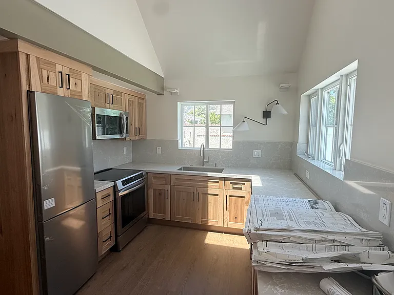 951 N Isabel St — Photo 6