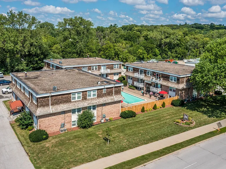 Windsor Chateau - Move in special- FREE GARGAE! — Photo 24