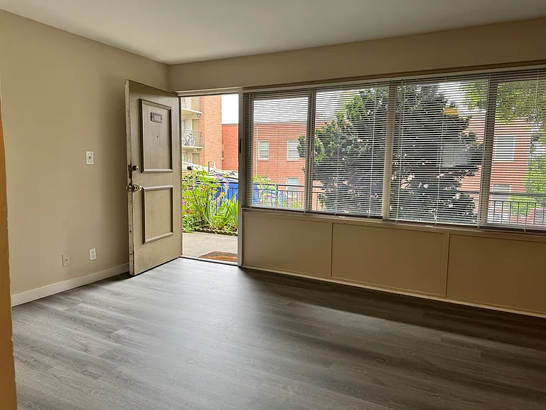Prime location for walkable living near shops and restaurants! — Photo 2