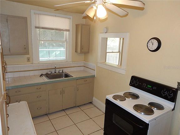 3rd image of 918 15th Ave NW