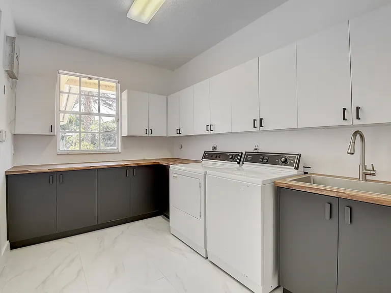 8320 Desmond Dr — Photo 23