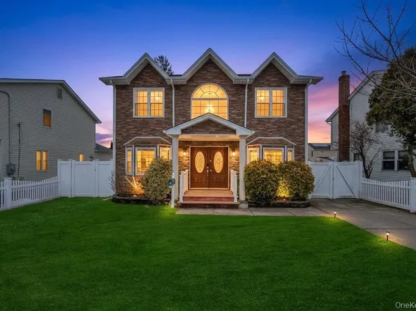 25 Virginia Avenue, Plainview, NY 11803