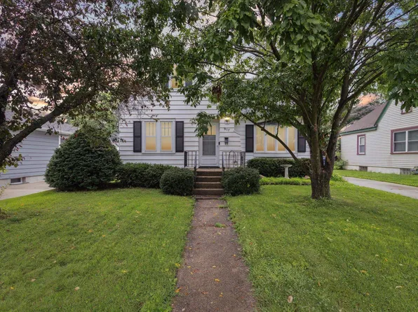 917 Eisenhower Ave, Janesville, WI 53545