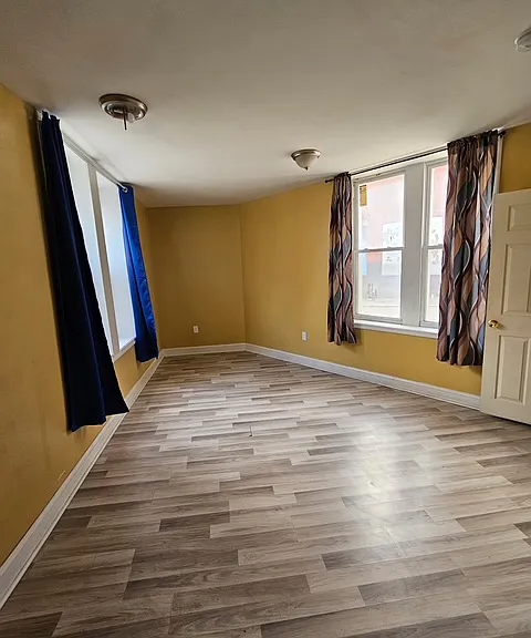 240-42 W Glenwood Ave #1 — Photo 4