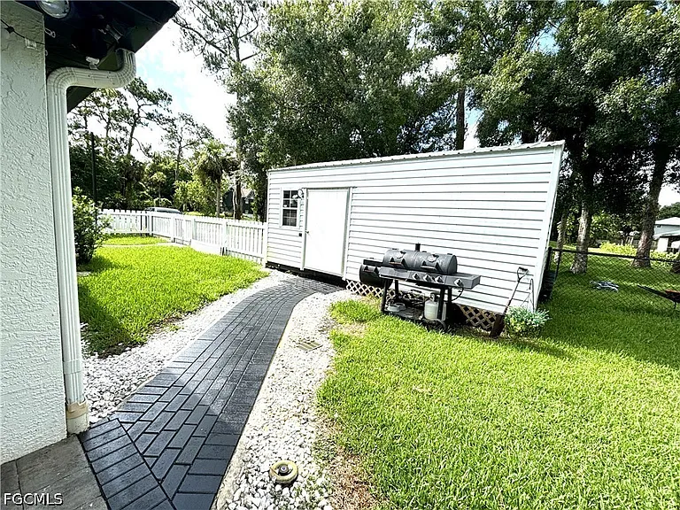 1090 Woods Dr — Photo 14
