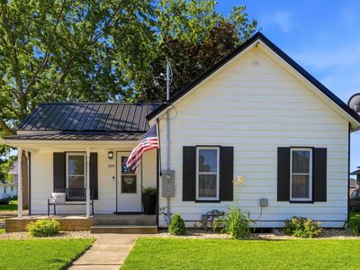 208 W Elm St, Manchester, IA, 52057