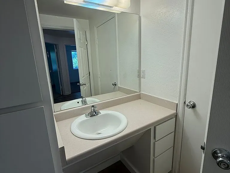 754 N Riverside Ave — Photo 9