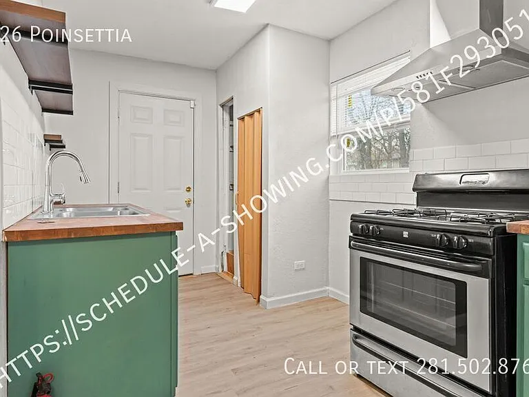 826 Poinsettia — Photo 5