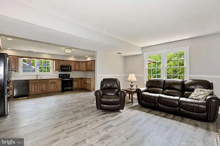 100 Elm Tree Ln — Photo 23