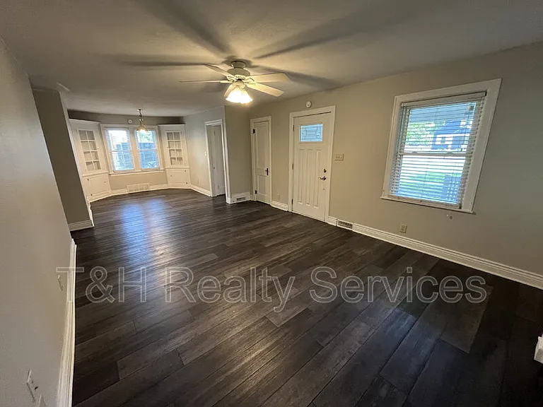 2920 E 5th St — Photo 5