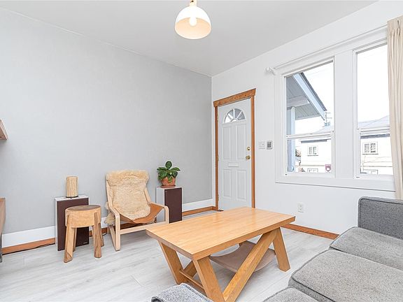 4th image of 815 Old Esquimalt Rd