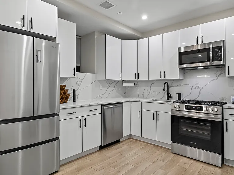 1090 Carroll St #1R — Photo 11