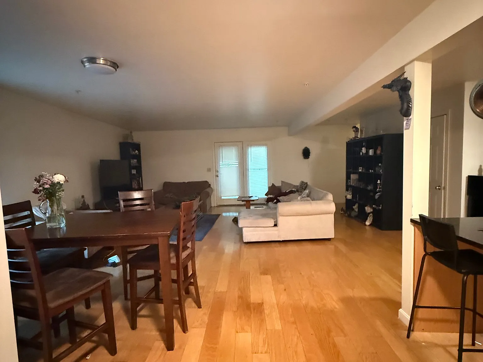 5 bed, 2.5 bath, 9999 sqft, $5,000 — Photo 4