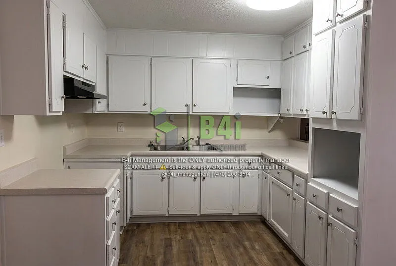 3 bed, 1.0 bath, 941 sqft — Photo 2