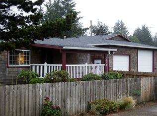 1212 33rd St, Seaview, WA 98644