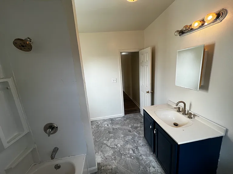 916 W Allen St — Photo 5