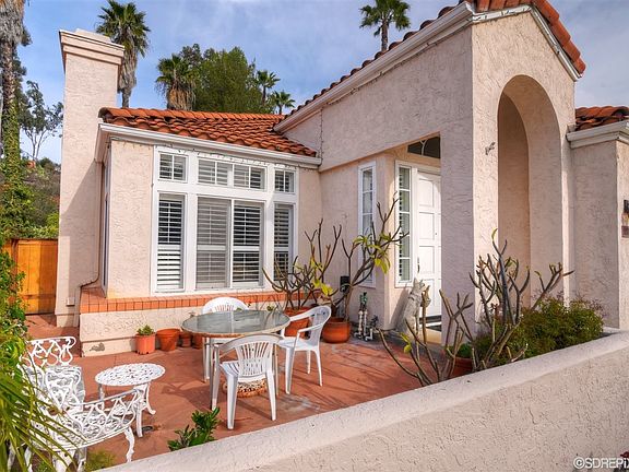 Exterior Front Courtyard