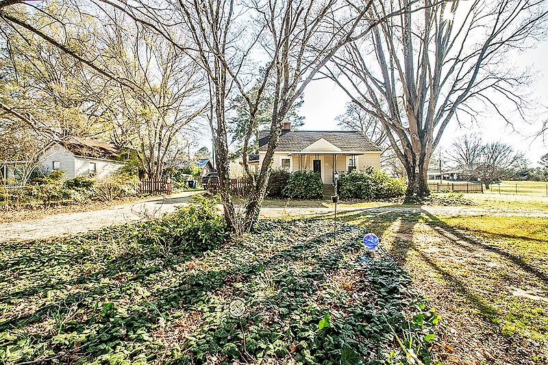 1st image of 402 Circle Dr