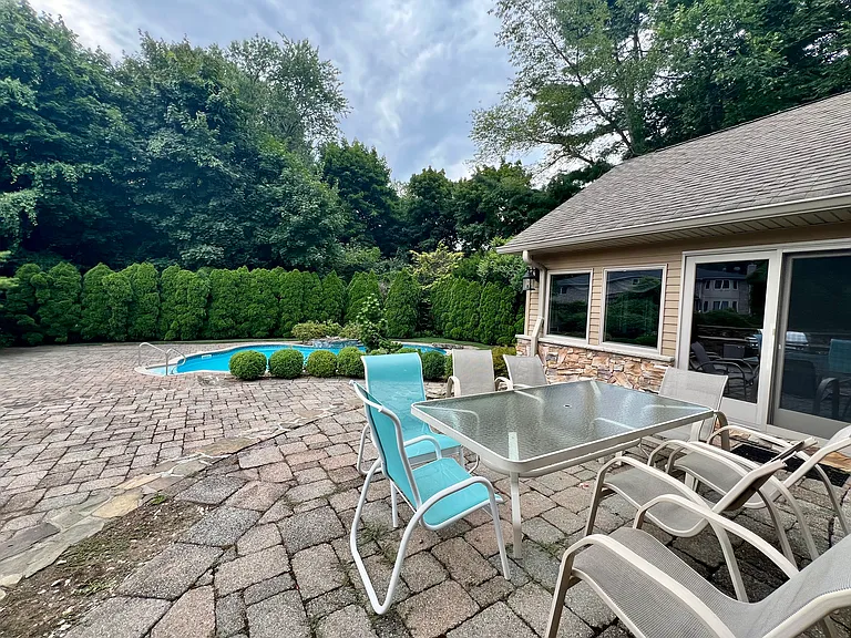 32 Topland Rd — Photo 37