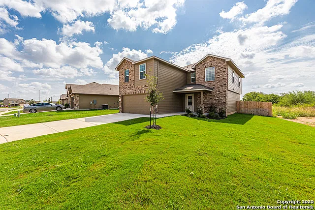 3 bed, 2.5 bath, 2323 sqft, $2,200 — Photo 2