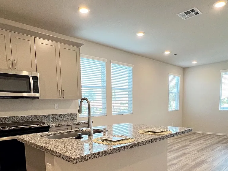 298 Lockhart Way — Photo 4