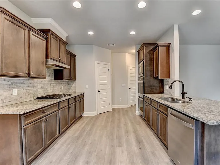 235 Bella Dr — Photo 33