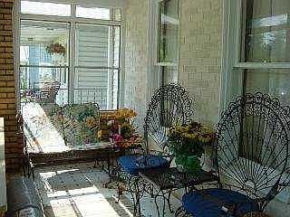 2nd image of 2123 Valentine St