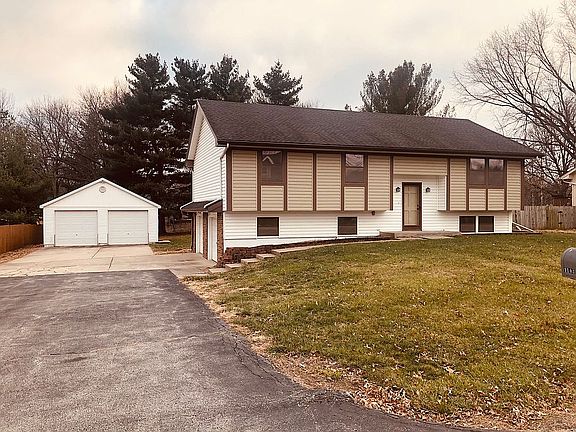 24*32 detached garage!