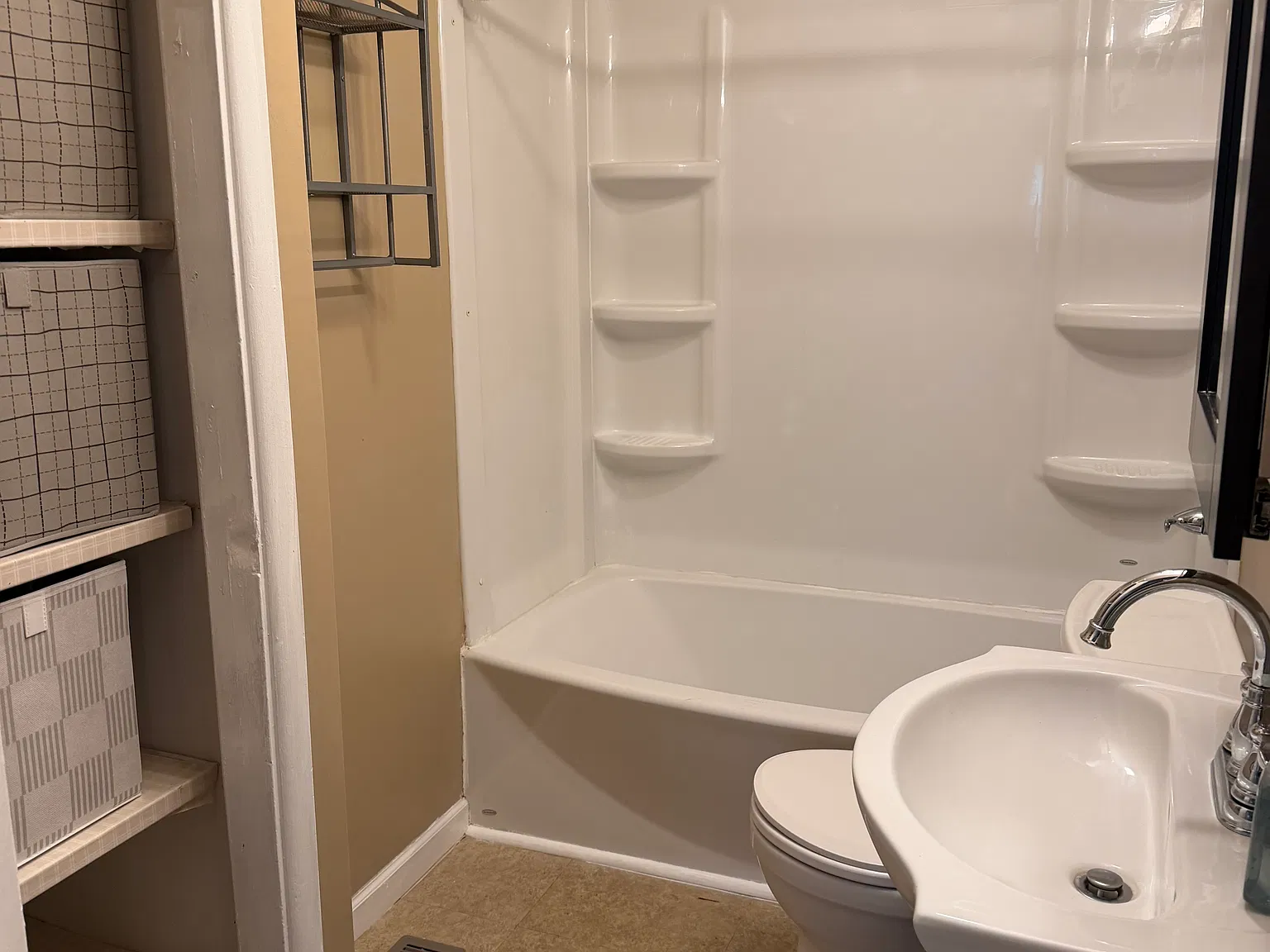 3 bed, 1000 sqft, $1,400 — Photo 1