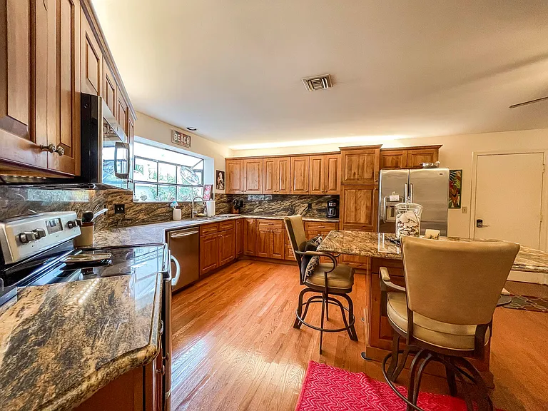 56 Edinburgh Dr — Photo 9