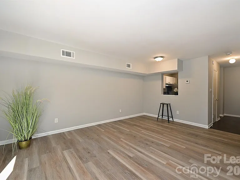 951 Hollywood St — Photo 36