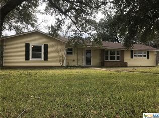 1403 Hummingbird Ln, Seguin, TX 78155