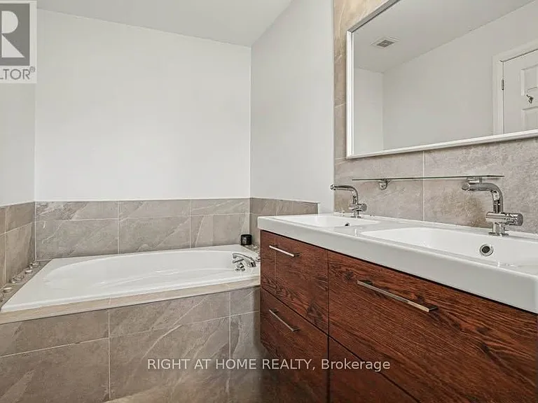 2064 Dunollie Cres — Photo 10