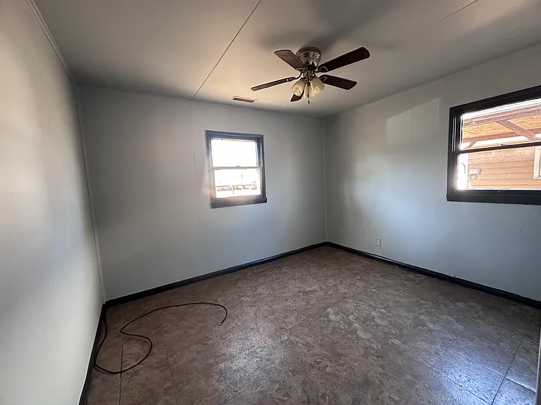 1005 Giddings St — Photo 8