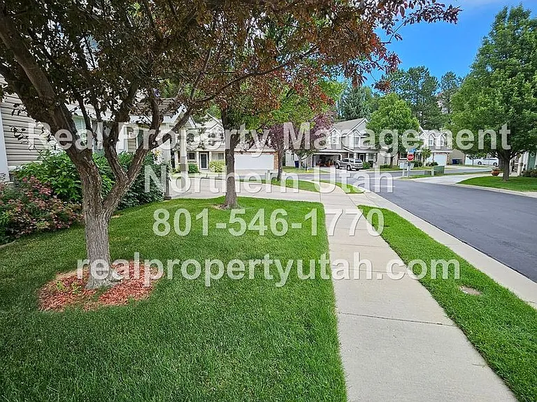 1419 S Blossom Ln — Photo 2