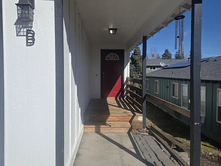 432 NE Seward Ave #B — Photo 2