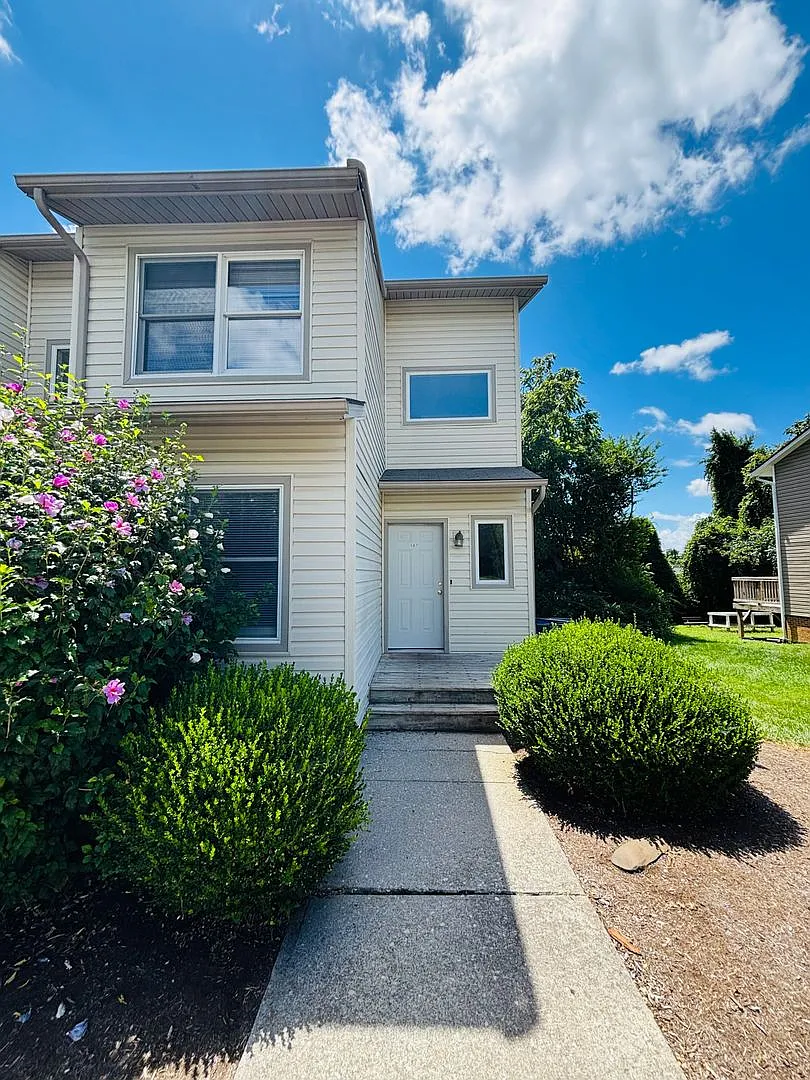 4 Bedroom 2.5 Bath Townhouse — Photo 1