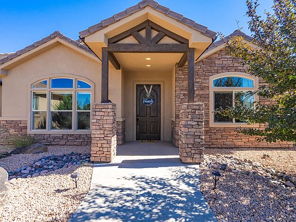 3rd image of 1542 N Canyon Trails Dr
