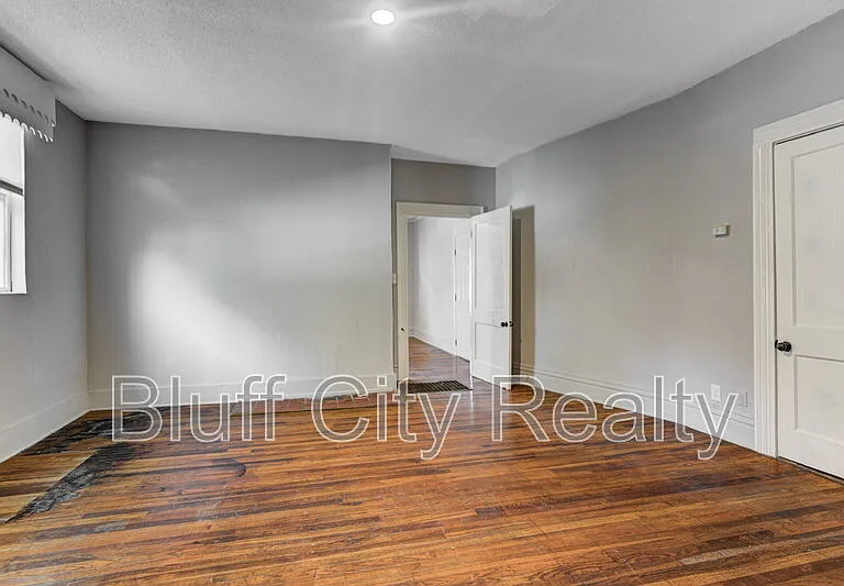 1639 Southern Ave — Photo 16