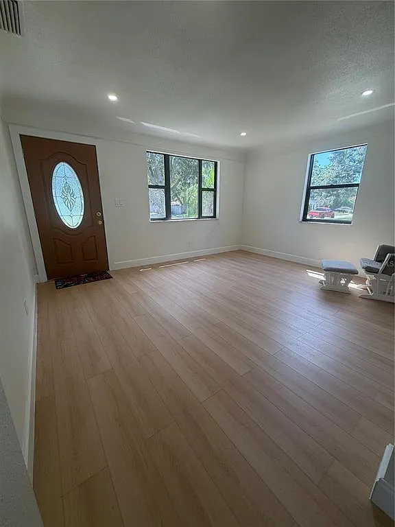 3 bed, 1.5 bath, 1181 sqft, $3,800 — Photo 3