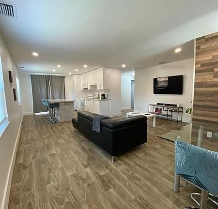 5th image of 902 NE 38th St #4