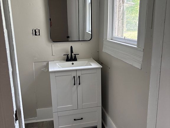 5th image of 118 N College St #B