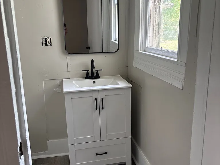 118 N College St #B — Photo 5